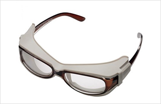 専用フレームにガスケット式防塵アタッチメントを装着した場合の度付き保護メガネ